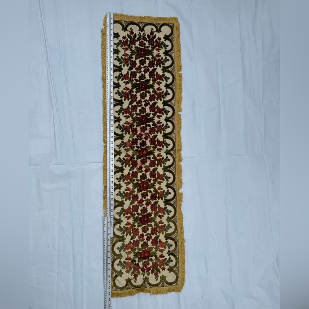 🎄 Vintage Floral Velvet Christmas Table Runner with Fringe 🎄 - Picture 5 of 6